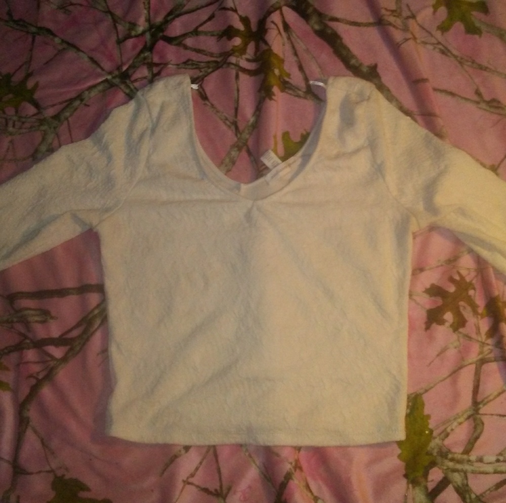 Medium White ambiance appare mid arm cropped shirt